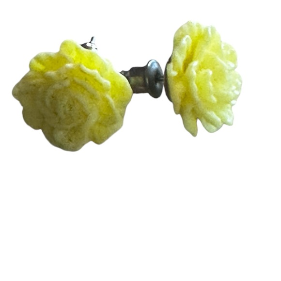 Adorable Vintage Yellow Floral Dainty Earrings Pierced - Picture 5 of 12